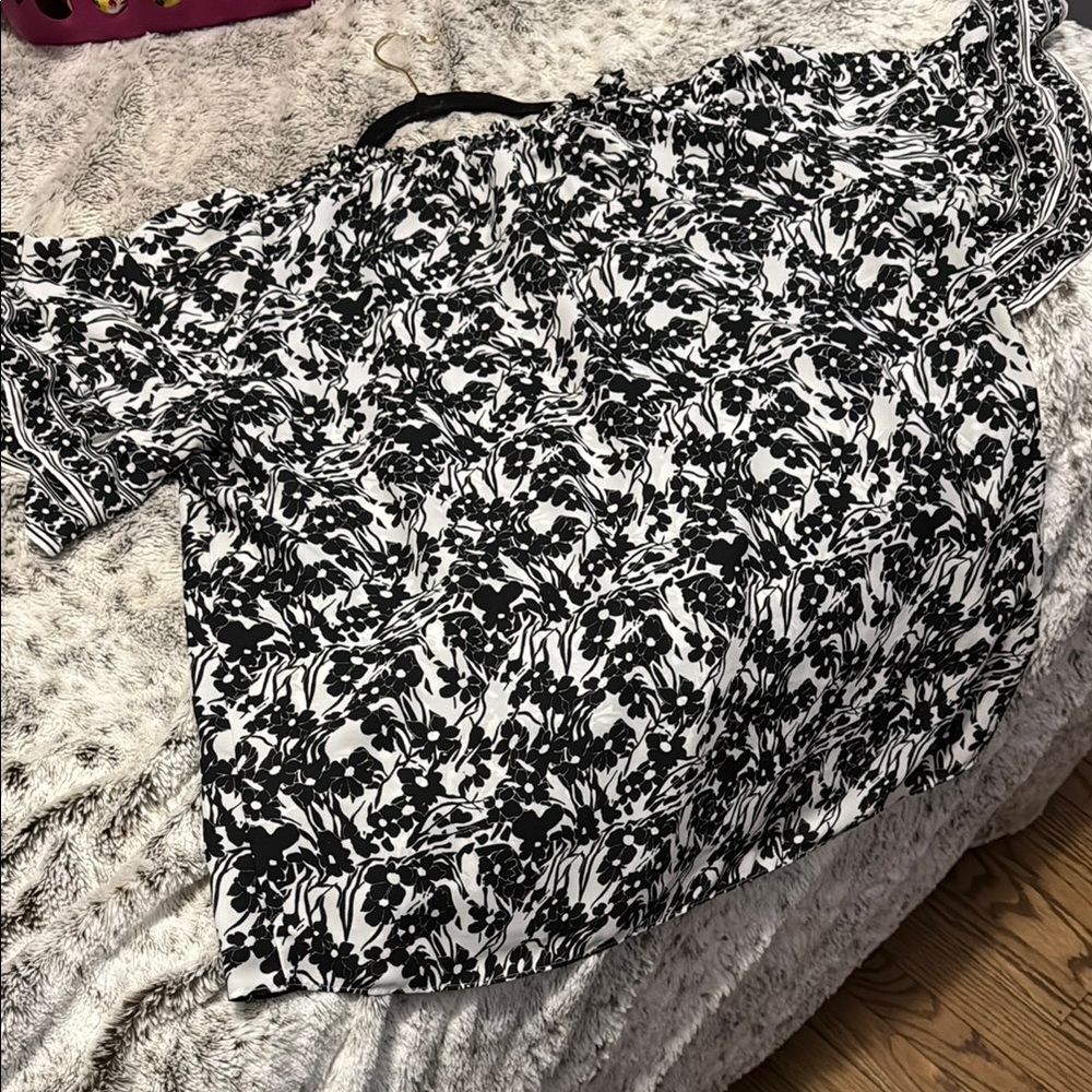 Max Studio Boxy Black and White Short Sleeve Blouse - Picture 5 of 5